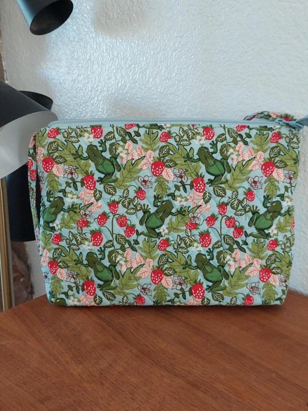 vera bradley crossbody frog frogberry strawberry bag Green and red strawberry an